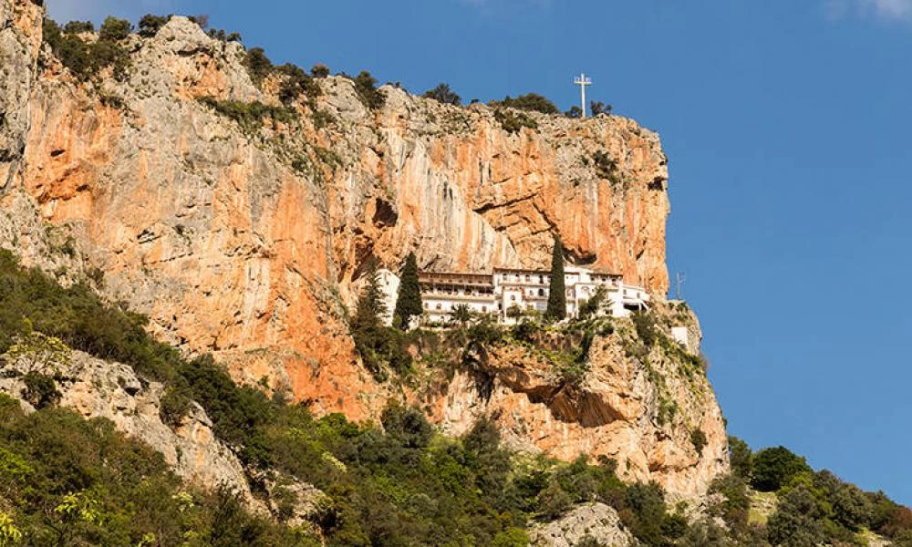 Η Παναγία Έλωνας στην Αρκαδία -Η Μονή στον πορφυρό βράχο που προκαλεί δέος